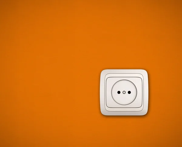 Enchufe eléctrico blanco simple en la pared naranja — Foto de Stock