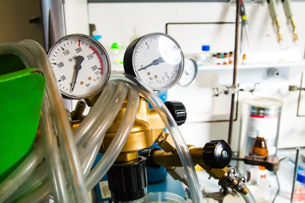 Cilindri di gas compresso nel laboratorio chimico — Foto Stock