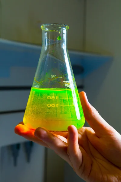 Giftige grüne Flüssigkeit in der Hand des Chemikers — Stockfoto