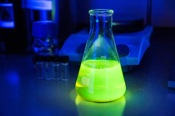 Reageerbuis in chemisch laboratorium — Stockfoto