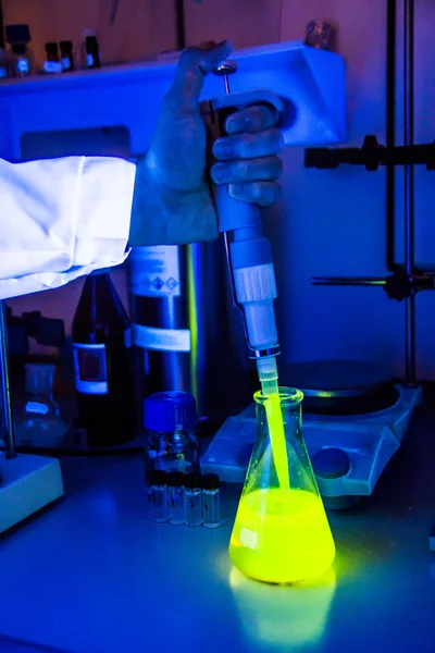 Химик с пипеткой в химической лаборатории — стоковое фото