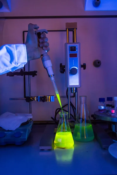 化学実験室のピペットを持つ化学者 — ストック写真
