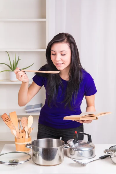 Młoda dziewczyna w kuchni nauka gotowania — Zdjęcie stockowe