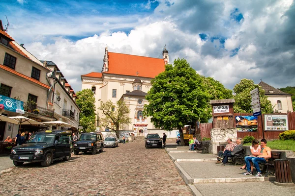 Eski pazar ve turistler Kazimierz Dolny yılında — Stok fotoğraf