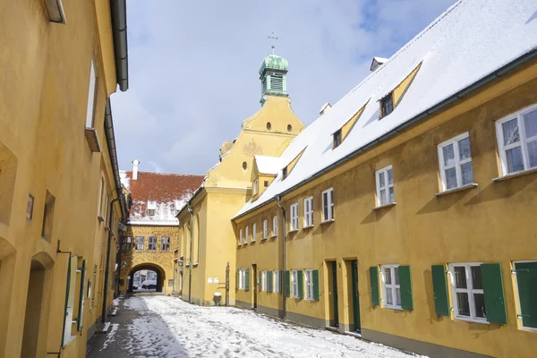 Pequeña calle en el distrito de Fuggerei en Augsburg, Alemania — Foto de Stock