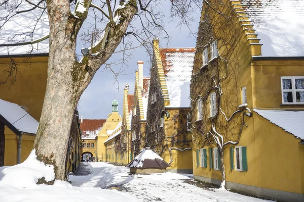 Pequeña calle en el distrito de Fuggerei en Augsburg, Alemania — Foto de Stock