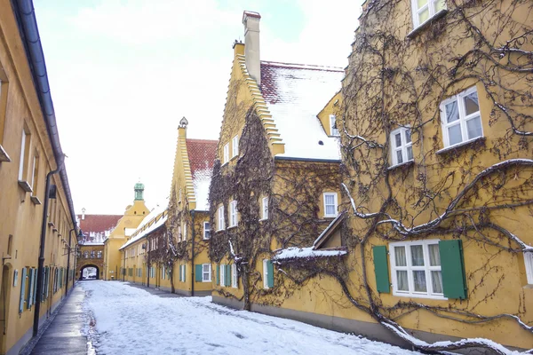 Pequeña calle en el distrito de Fuggerei en Augsburg, Alemania — Foto de Stock