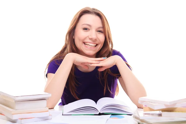 Junges Mädchen lernt am Schreibtisch — Stockfoto