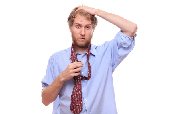 Zmęczony człowiek na rano wiązania krawata — Zdjęcie stockowe