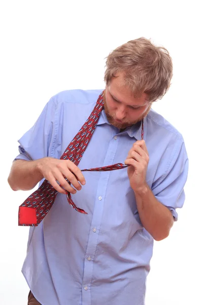 Hombre tratando de atar una corbata — Foto de Stock