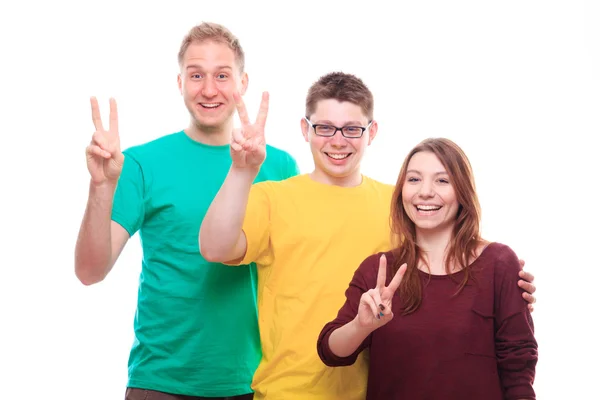 Tři mladí lidé vítězství známek a usmívá se — Stock fotografie