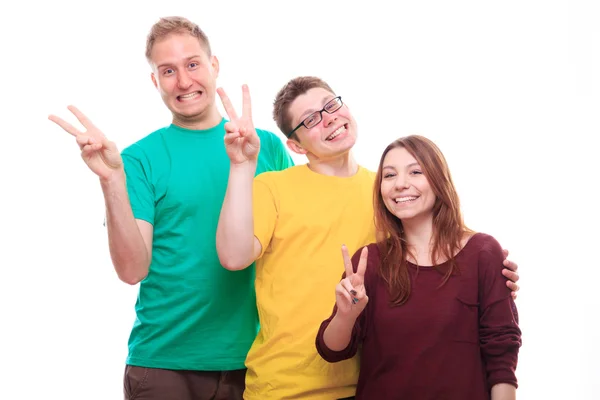 Tres jóvenes mostrando señal de victoria y sonriendo —  Fotos de Stock