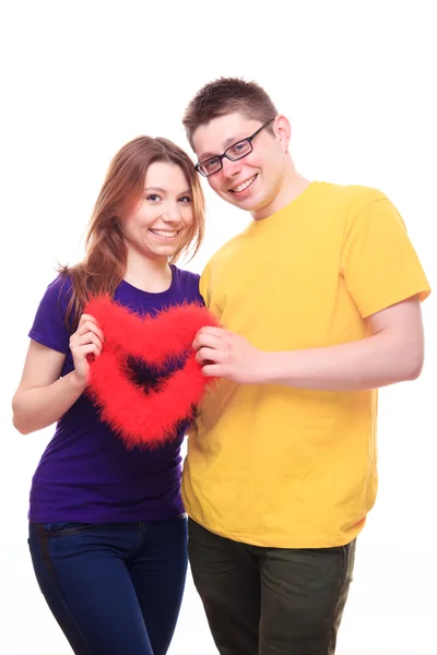 Sonriendo a dos personas enamoradas sosteniendo el corazón —  Fotos de Stock