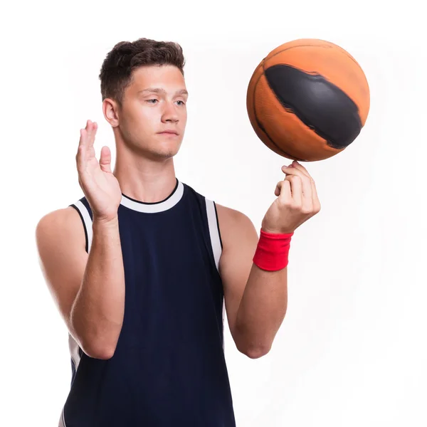 Basketbalspeler draait de bal aan zijn vinger — Stockfoto
