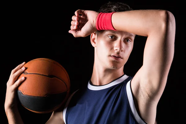 Basketbalspeler veegt het zweet van zijn voorhoofd — Stockfoto