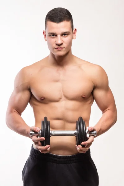 Homem de fitness muscular segurando halteres — Fotografia de Stock