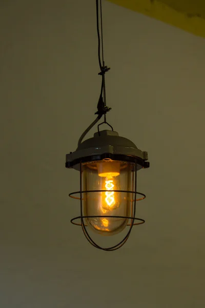 Lámpara incandescente antigua prisión — Foto de Stock