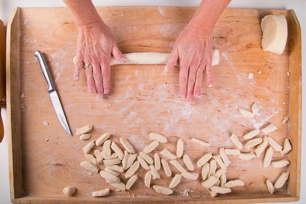 Hacer fideos a bordo con masa — Foto de Stock