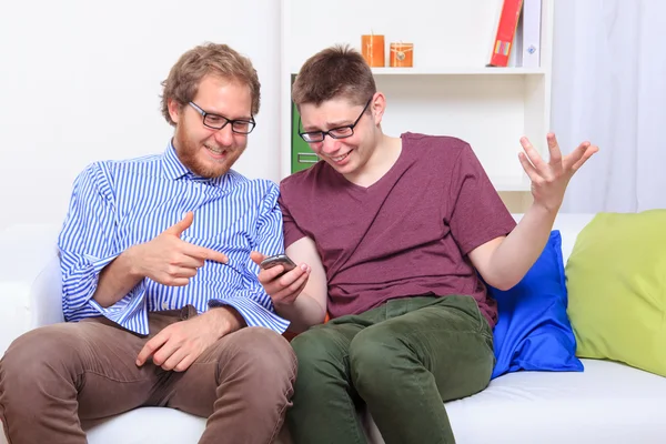 Het lezen van andermans tekstberichten — Stockfoto