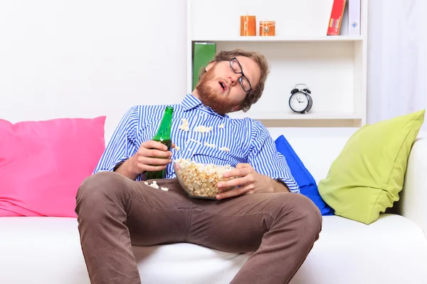 Schlafen bei einer Party mit Popcorn und Bier — Stockfoto