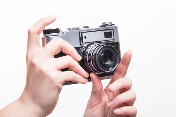 古典的な 35 mm カメラを使用して写真を撮る — ストック写真