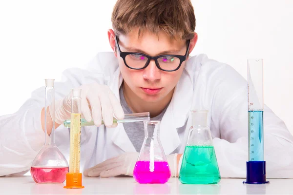 Jovem cientista fazendo reações químicas no laboratório — Fotografia de Stock