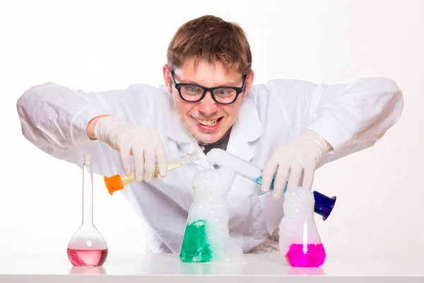 Gekke scheikundige in het lab doen reactie — Stockfoto