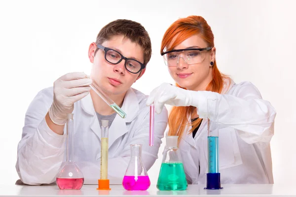 Two chemists in labolatory — Stock Photo, Image