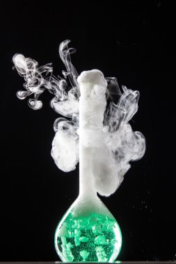 Volumetric flask kimyasal reaksiyon cam labolatory içinde