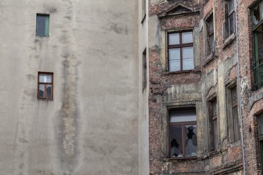 Eski harap ve terk edilmiş bir şehir evi