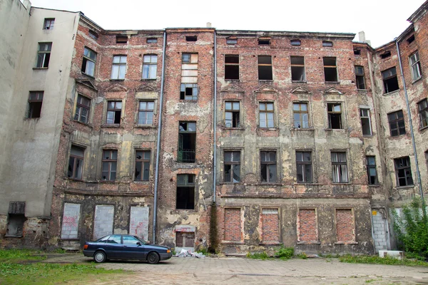 Eski harap ve terk edilmiş bir şehir evi