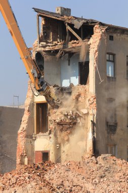 Eski şehirde bina yıkım