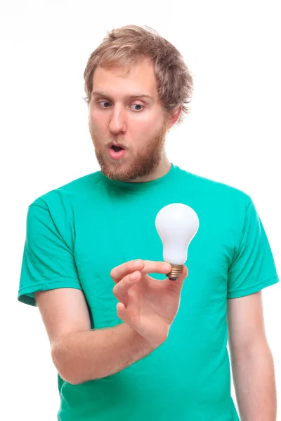 Uomo sorpreso che tiene una lampadina — Foto Stock