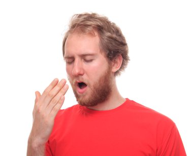 Sakallı genç adam yawinig