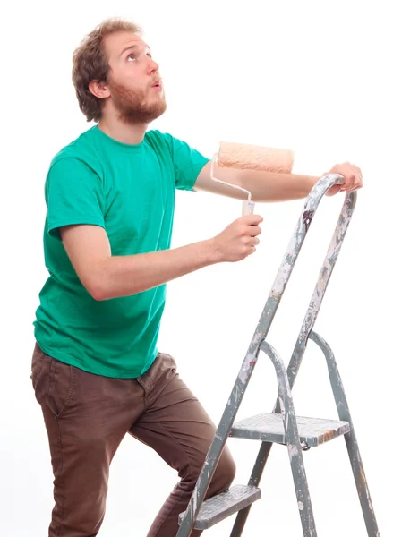 Hombre barbudo pintando en una escalera — Foto de Stock