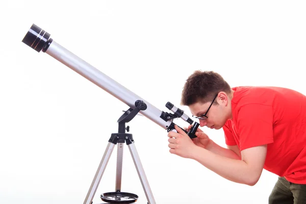 Hombre mirando las estrellas a través de un telescopio — Foto de Stock