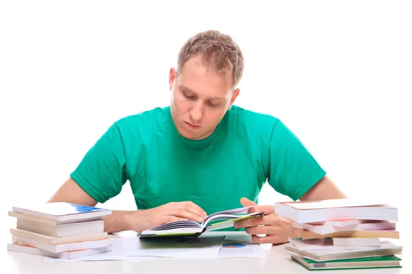 Jonge man lezen literatuur aan de balie — Stockfoto