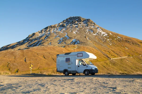 Wohnmobil-Stellplatz in den Bergen — Stockfoto