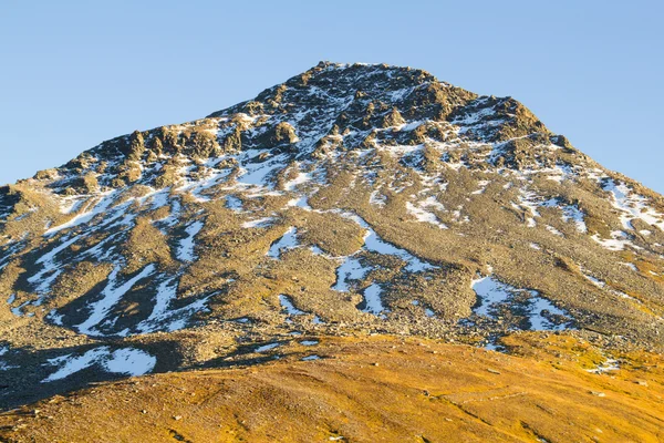 Alpiner Berg von der untergehenden Sonne erleuchtet — Stockfoto