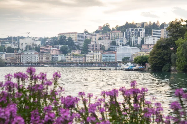 Pohled na město Lugano a jezera ve Švýcarsku — Stock fotografie