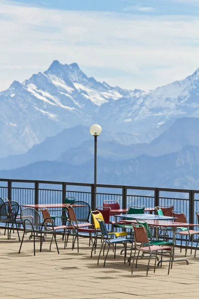 Κατάστρωμα παρατήρησης και εστιατόριο στην υψηλή περιοχή των Άλπεων στην Ελβετία — Φωτογραφία Αρχείου