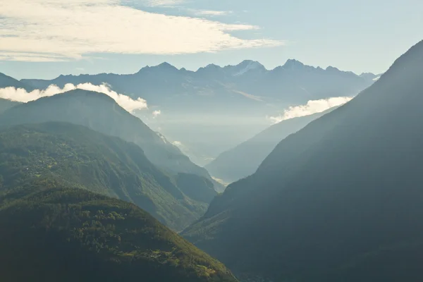 Zobacz mgliste doliny alpejskiej — Zdjęcie stockowe