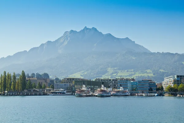 Montagna Pilatus sul lago di Lucerna in Svizzera — Foto Stock