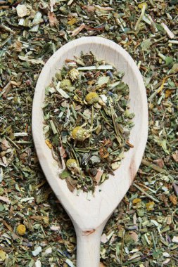 Tahta kaşık ve bir herbalist çeşitli otlar