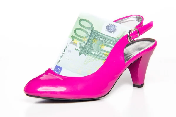 Sapato de salto alto rosa feminino e 100 euros — Fotografia de Stock
