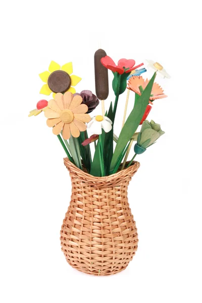 Vaso de vime e flores de madeira — Fotografia de Stock