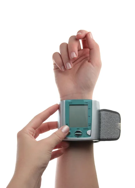 Manómetro electrónico para medir la presión arterial en la mano — Foto de Stock