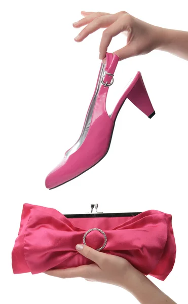 Kobiecej ręki trzymającej różowy worek i pięty — Zdjęcie stockowe