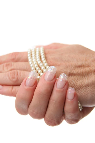 Kobiece paznokcie i perły — Zdjęcie stockowe