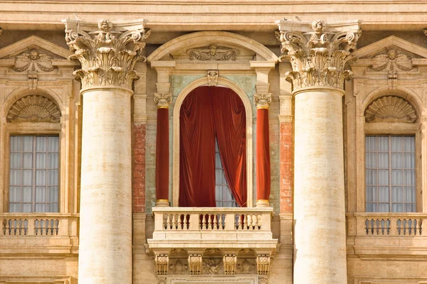 在梵蒂冈圣伯多禄大教堂的秘会阳台 — 图库照片